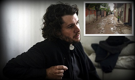 El padre Carlos «Charly» Olivero, de 40 años, vive desde hace 15 en la  villa 21-24 de Buenos Aires