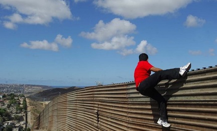EL MURO Y LA TÍA CONCEPCIÓN. Ocurre en algún punto de la frontera entre México y Estados Unidos, donde una patrulla caza inducumentados