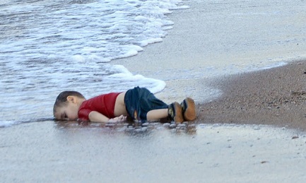 La imagen más emblemática de la violencia: el cuerpo de Aylan Kurdi, de tres años, en la playa de Bodrum, Turquía, muerto cuando escapaba de la guerra