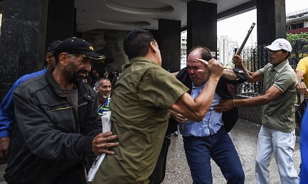 El nuevo presidente de la Asamblea Nacional Julio Borges y la agresión que sufrió en julio