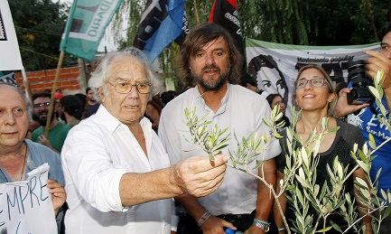 Adolfo Pérez Esquivel y el sacerdote José María di Paola (Foto Gustavo Pantano)