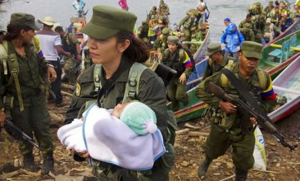 Guerrillera con su bebé (foto AFP Jesús Colado)