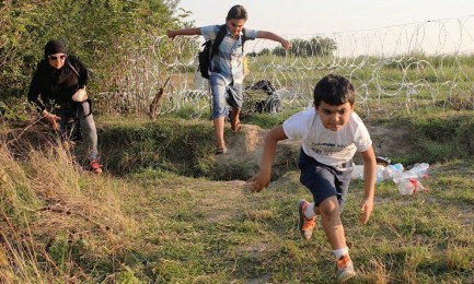 Cruzando la frontera (Foto Darrin-Zammit-Lupi-JRS-Europa)