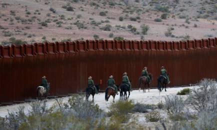 Agentes de la Patrulla Fronteriza a caballo en la zona fronteriza cerca de Jacumba, California. (Reuters)
