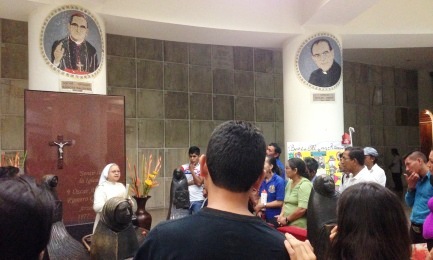 La cripta de Romero. Sobre la columna de la derecha, el retrato de Rivera y Damas