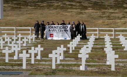 FRIO AUSTRAL. Regreso de las Malvinas. Pérez Esquivel: hemos sentido el peso de la discriminación. Cortiñas: un pueblo prisionero. Padre Pepe: declarar santuario a Puerto Darwin