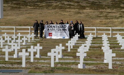 La delegación en el cementerio de Darwin