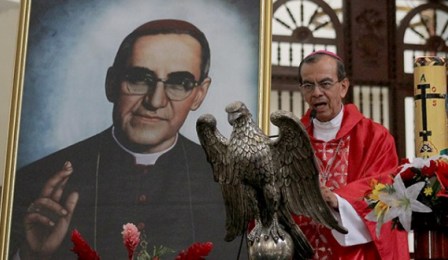 Gregorio Rosa Chávez junto a la tumba de Romero