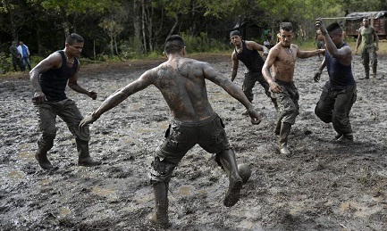 ¿Y el árbitro dónde está?(Foto AFP)