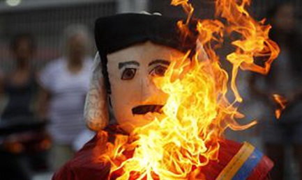 DESPUÉS DE JUDAS, MADURO FUE EL MÁS QUEMADO. Como quiere una antigua tradición española, en Venezuela el traidor de Cristo también es arrojado al fuego. Con algunas variantes…