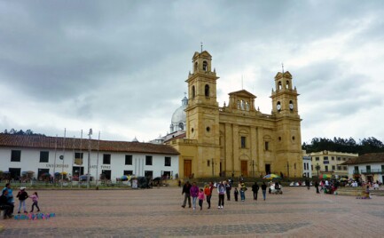 La Basilica de Chiquinquirà en la plaza Bolívar