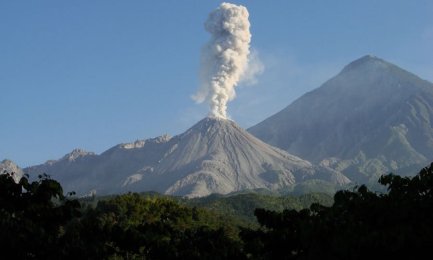 El volcán Ubinas, en el sur de Perú
