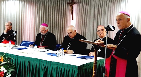 El presidente Diego Padrón con el micrófono, rodeado por los miembros de la presidencia de la Conferencia Episcopal
