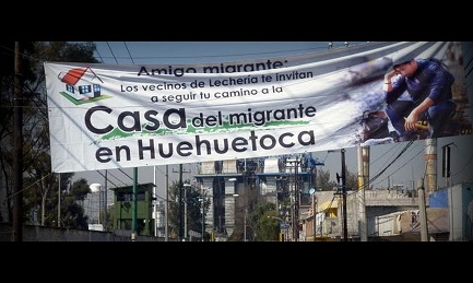 La pancarta que atraviesa la calle señala al migrante la casa más cercana