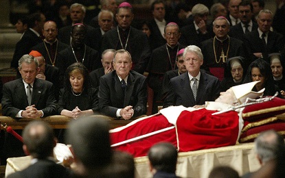 George W. Bush, su padre George Bush senior y Bill Clinton en 2005, en el funeral de Juan Pablo II