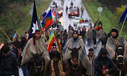 Una manifestación de araucanos, como se denomina a los indios mapuches