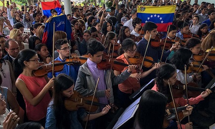 Miembros de una orquesta sinfónica de Venezuela rinden homenaje a un joven asesinado en las manifestaciones