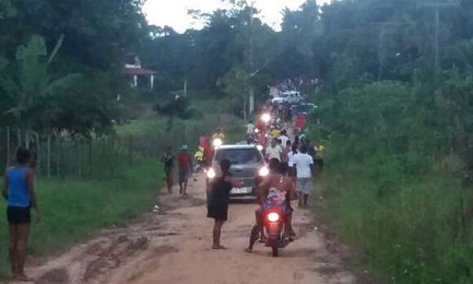 Imagen tomada con un celular de los agroganaderos cuando están por comenzar el ataque contra los gamelas. Un auto de la policía los acompaña (Foto CIMI)