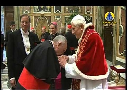 28 de febrero de 2013. Imagen televisiva de Aparecida: Benedicto saluda a Bergoglio