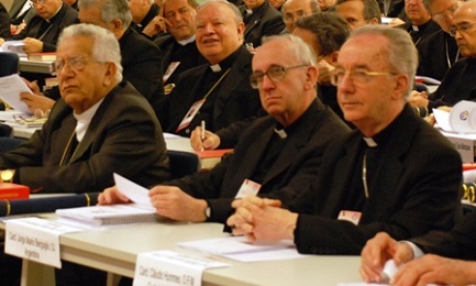 Bergoglio en Aparecida (a su lado, el cardenal brasileño Hummes), en mayo de 2007. Él presidió el equipo que redactó el documento final