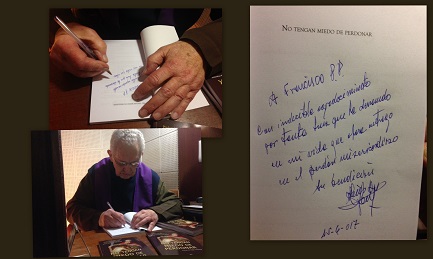 Padre Luis Dri en el confesionario, firmando el ejemplar para el Papa