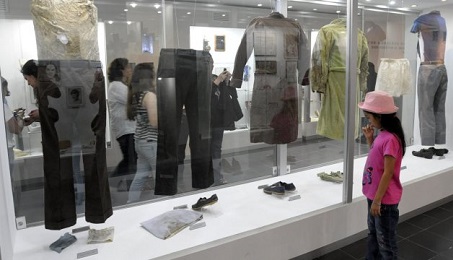 El museo en la UCA con la vitrina que contiene las prendas que vestían los cuatro jesuitas asesinados