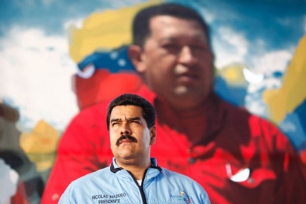Nicolás Maduro delante de una de las tantas gigantografías de Hugo Chávez.