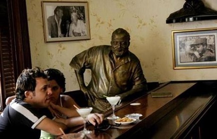 Imagen de Hemingway en su local preferido de La Habana, El Floridita