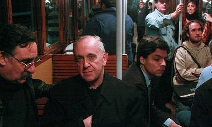 2008: Bergoglio siendo ya arzobispo y cardenal, viaja en el subterráneo de Buenos Aires (Foto AP)
