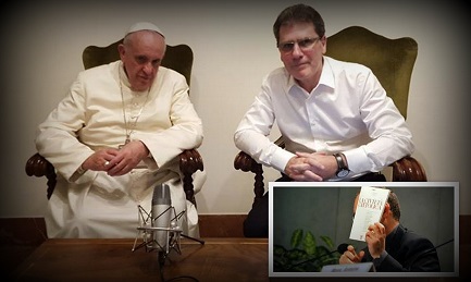 El Papa con Figueroa. En la foto más pequeña, Spadaro muestra un número de Civiltà Cattolica