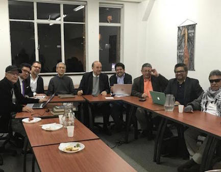 COLOMBIA. ARMADOS, PERO DE BUENOS PROPÓSITOS.  Ex guerrilleros de las Farc y ex paramilitares de las Autodefensas en una misma mesa