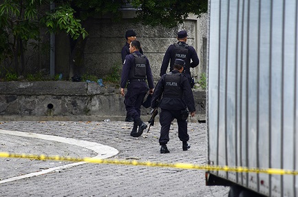 La policía de El Salvador realiza los relevamientos en la escena de un delito (Foto Archivo ContraPunto)