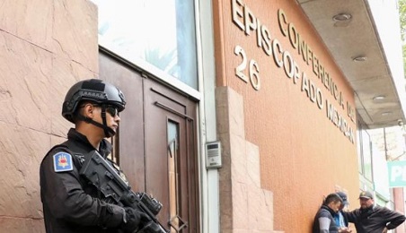 La entrada a la sede de la Conferencia Episcopal donde colocaron el explosivo