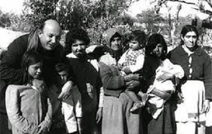 Angelelli con una familia del campo en la provincia de Santa Fe