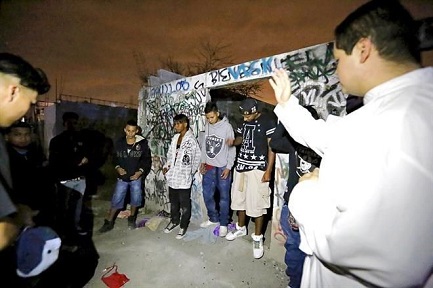 La bendición de jóvenes de las pandillas que apoyan el movimiento “Raza Nueva”