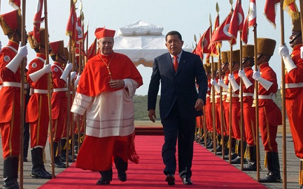 Una foto de otros tiempos: el cardenal Urosa con Chávez (D. Galli - Ap Images)
