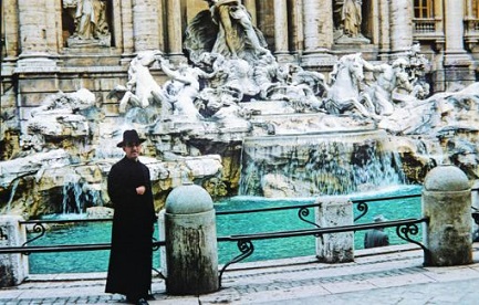 Una rara imagen de Monseñor Romero delante de la Fontana de Trevi, en Roma, conservada en el Museo de la Palabra y la Imagen (MUPI) de San Salvador