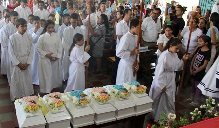 El funeral de los seis niños
