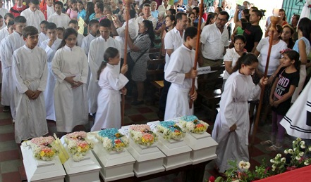 SEIS PEQUEÑOS ATAÚDES BLANCOS. Contienen los restos de seis niños víctimas de una masacre del Ejército de El Salvador que acaban de ser identificados y sepultados