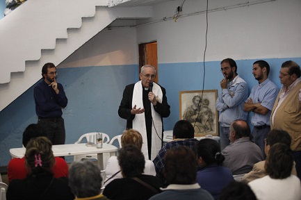 El entonces cardenal Bergoglio durante un encuentro en Bajo Flores, donde han abierto una casa las Misioneras de la Caridad