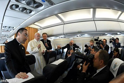 UNA PREGUNTA PARA EL PAPA FRANCISCO DURANTE EL VUELO DE REGRESO DESDE COLOMBIA. La propone el director del blog de El Salvador “Super Martyrio”