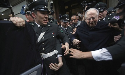 El sacerdote Fernando Karadima escoltado a Tribunales durante el juicio en su contra (AP)