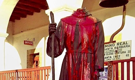 La estatua agraviada en la Misión de Santa Bárbara, California (Foto: Getty Images/Twitter/Univision)