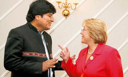 OBSESIONES CHILENAS E INESCRUPULOSIDAD BOLIVIANA. Evo Morales y Michelle Bachelet en el Vaticano con el Papa, en diciembre. Como telón de fondo, la cuestión de la salida al Pacífico