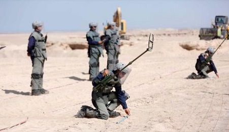 Soldados chilenos se preparan para detonar minas en la frontera con Bolivia
