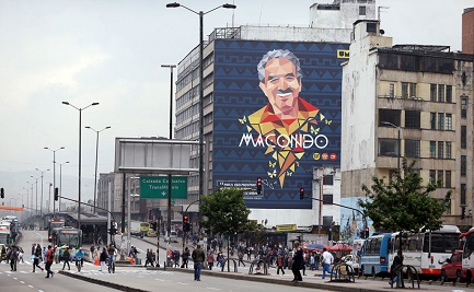 La imagen de García Márquez en un edificio de Bogotá (Foto AP-Fernando Vergara)