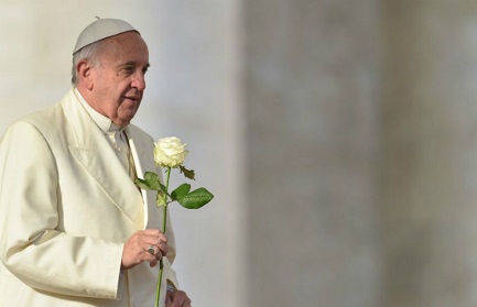 Rosa blanca para la popular Virgen colombiana de Chiquinquirá