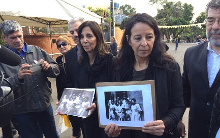 Las hijas de Esther, Ana María y Mabel Careaga Ballestrino, con una foto de su madre