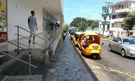 Moto taxis para turistas estacionadas delante de un hotel de La Habana