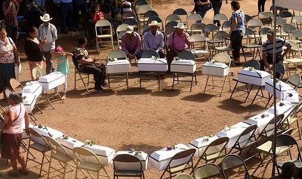 Ataúdes con los restos de los niños de la masacre de 1981 recientemente sepultados